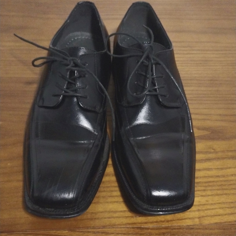 J Ferrar black oxford dress shoe Size 12.Some scratches on the toe. Needs buff.